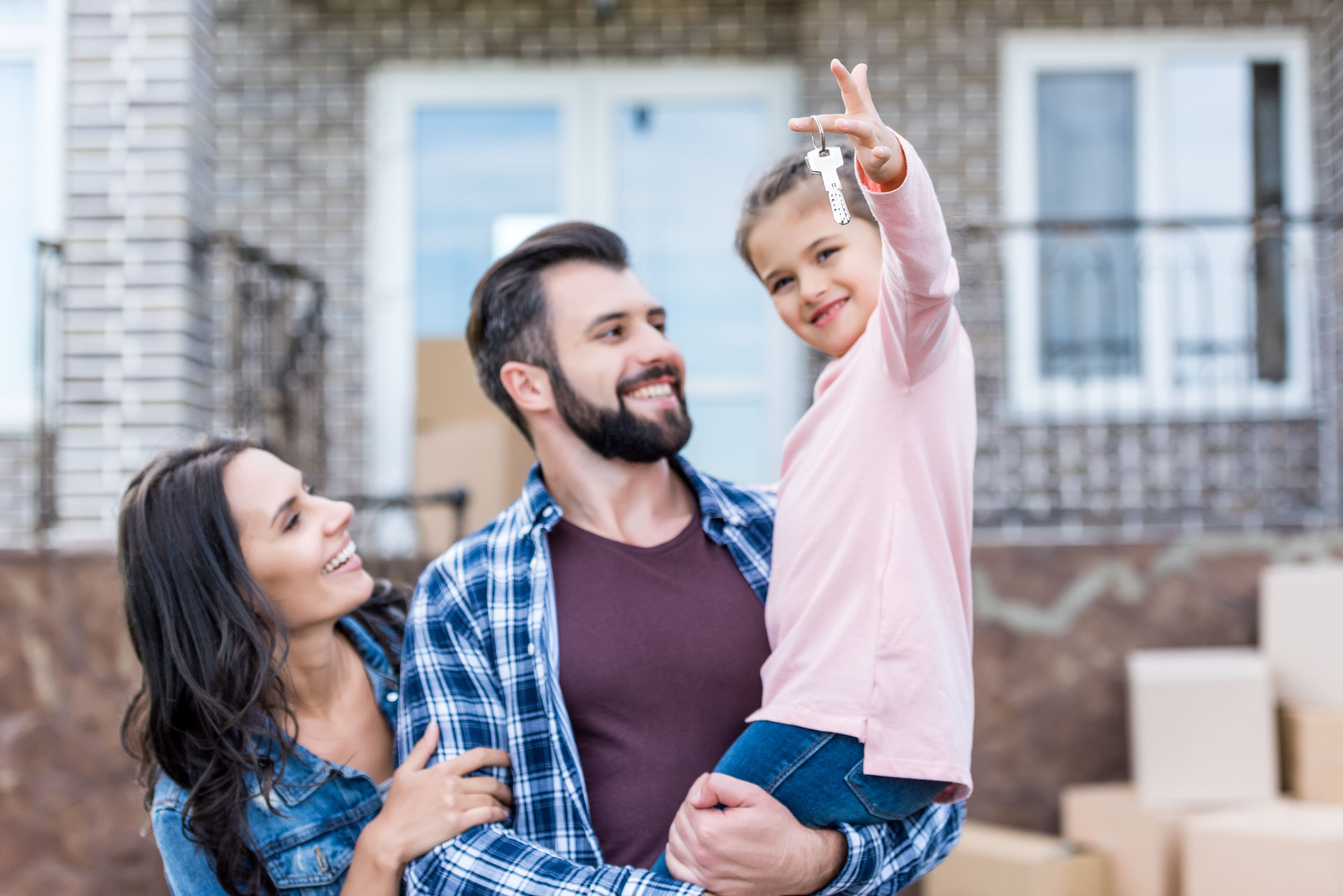 Familie zieht in neues Haus